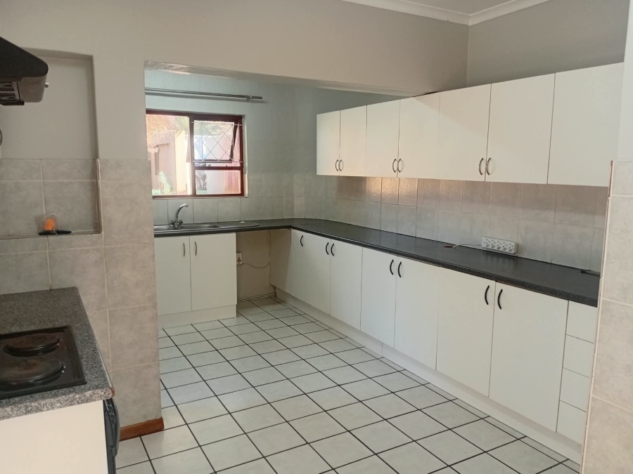To Let 4 Bedroom Property for Rent in Bonza Bay Eastern Cape